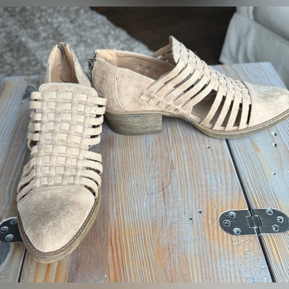 Coconuts SIZE 7 by Matisse Pointed Toe Booties In Tan Suede With Woven Design - Picture 3 of 8